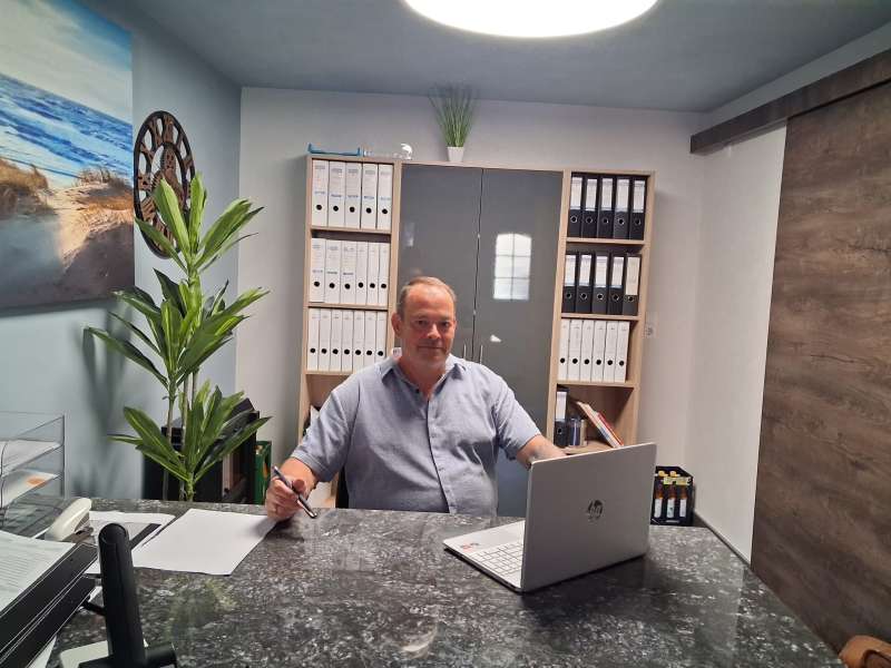 Malermeister Mario Reiff bei der Beratung in seinem Büro