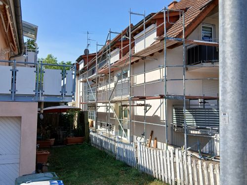 Eingerüstetes Mehrfamilienhaus während der Fassadensanierung