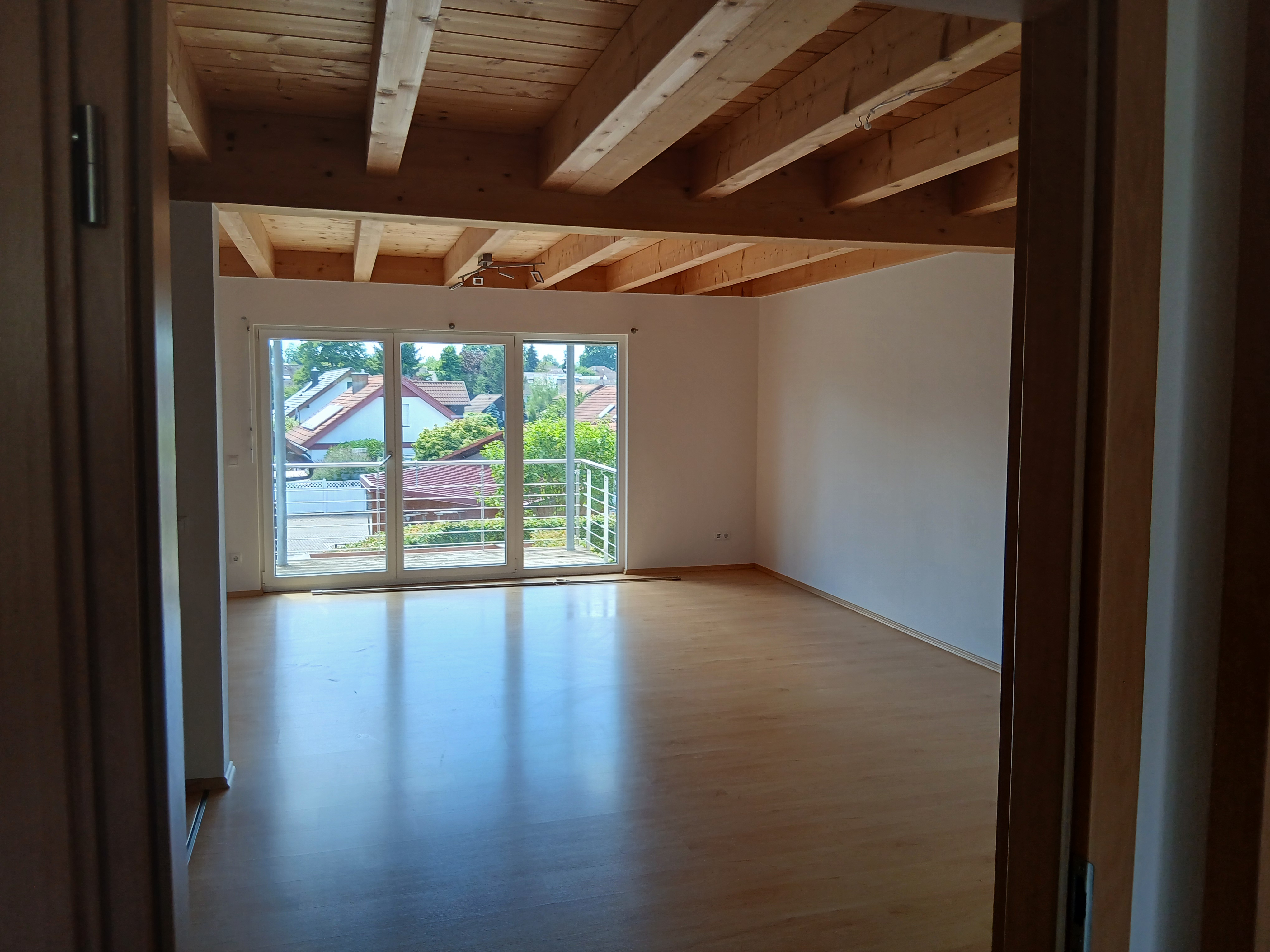 Renovierter Innenraum mit sichtbaren Holzbalken