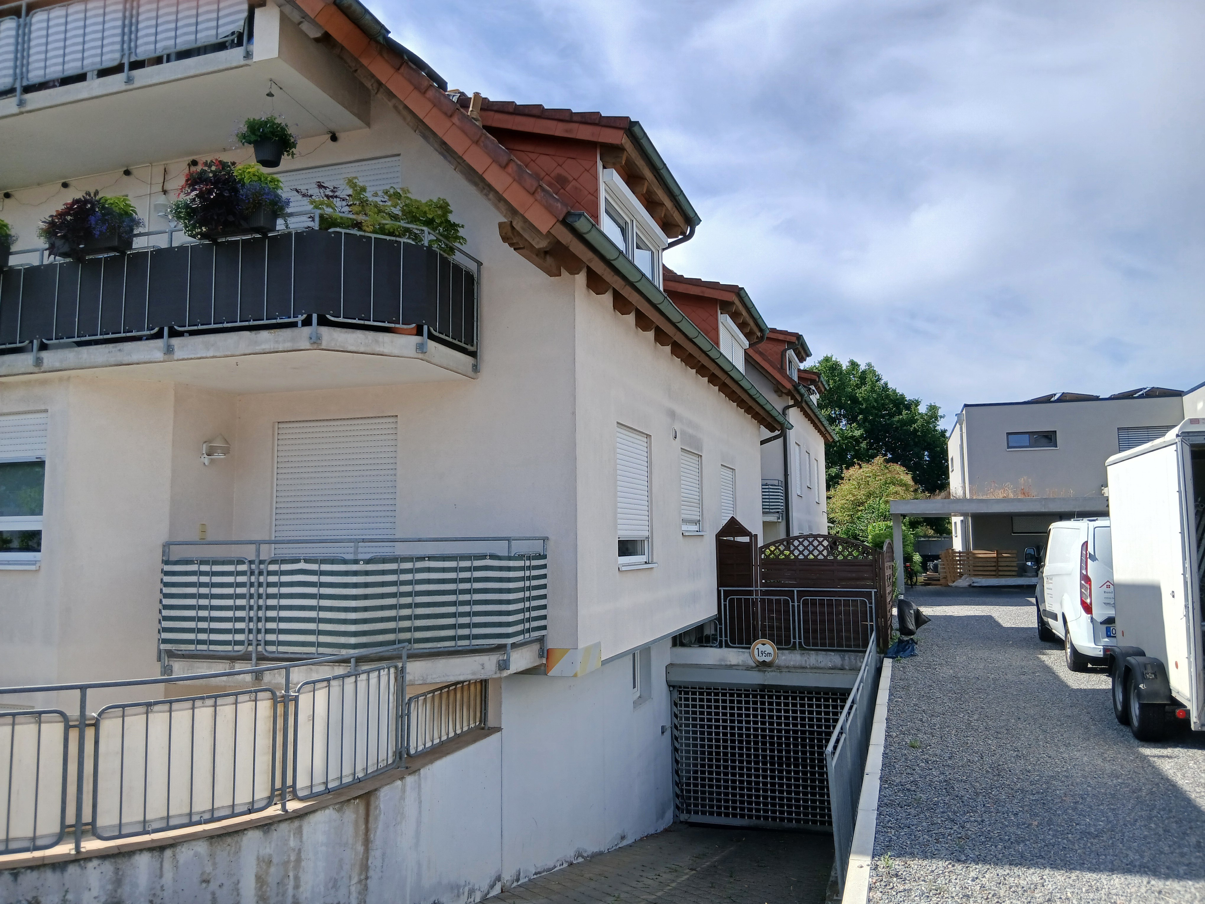 Mehrfamilienhaus mit erneuerter weißer Fassade